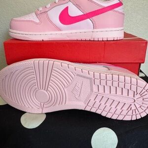 Nike dunks low triple pink